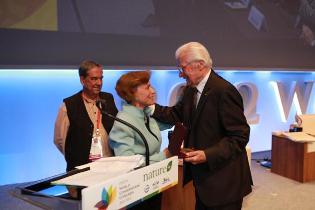 Wolfgang Burhenne receiving the Harold Jefferson Coolidge Memorial Medal